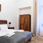 Leo Apartments Old Town Residence